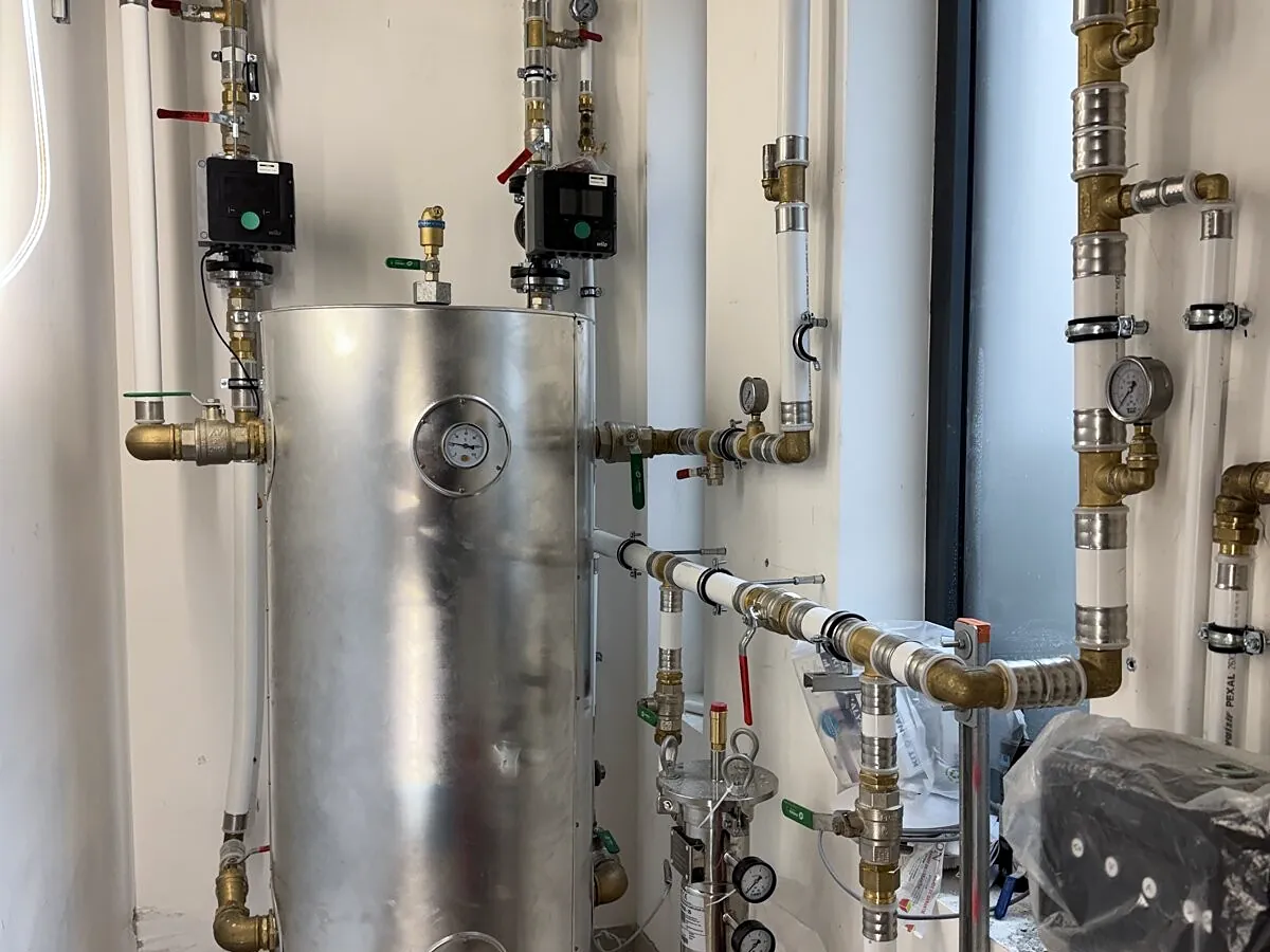 Ballon inox, circulateurs et réseaux raccordés en chaufferie, septembre 2026