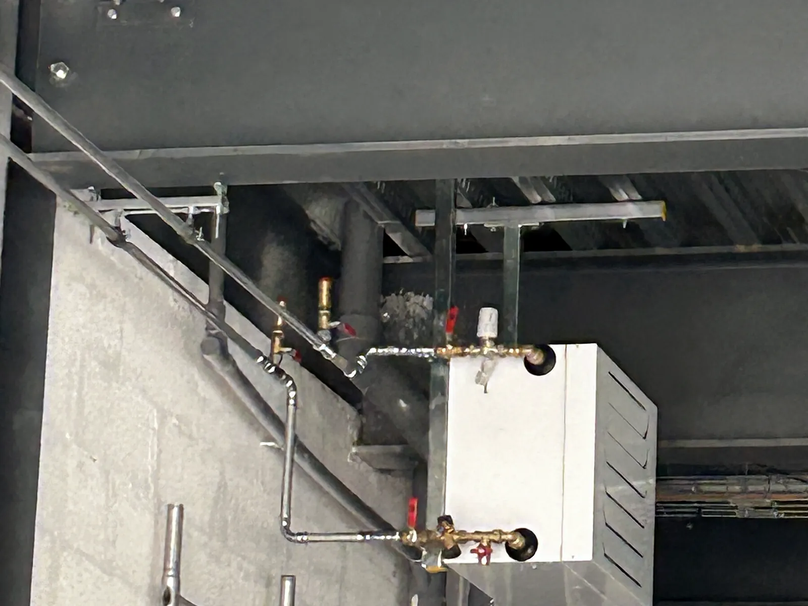Aérotherme raccordé sous la charpente métallique d’une plateforme, Fresnes, février 2024
